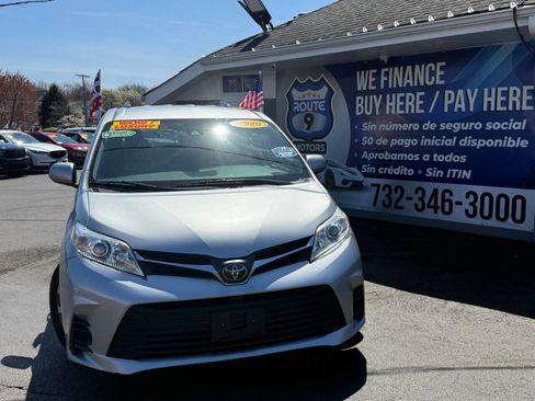 Used 2020 Toyota Sienna LE image 1