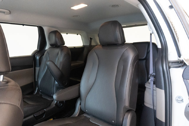 Used 2026 Kia Carnival EX FWD image 19