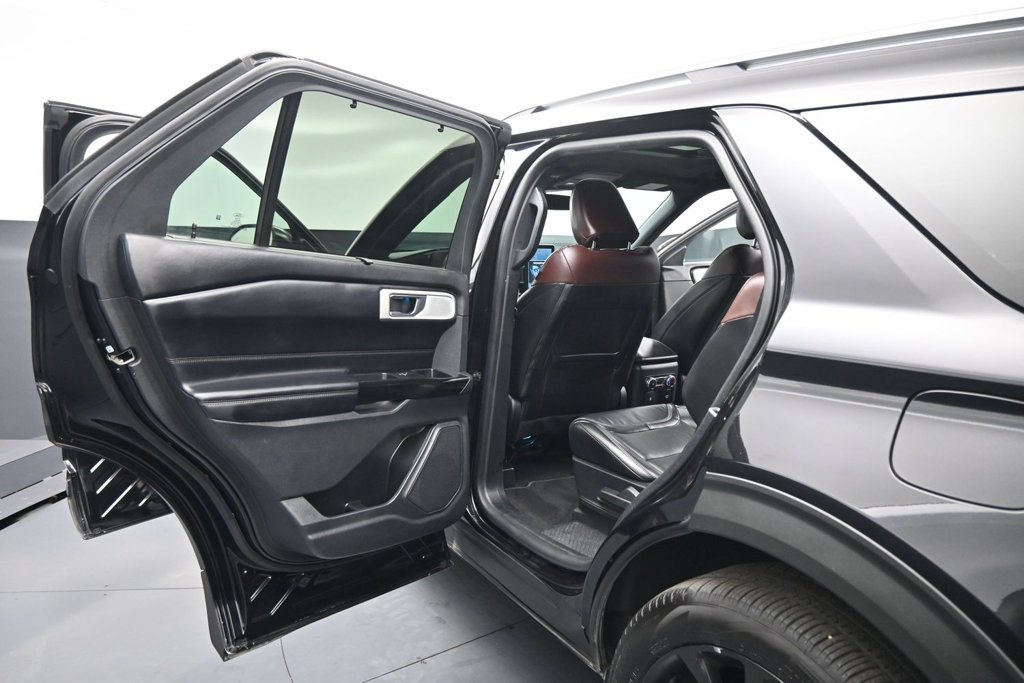 Used 2022 Ford Explorer Platinum w/ Equipment Group 601A AWD/4WD image 19