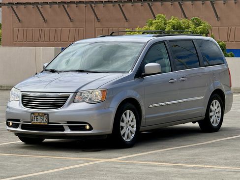 Used 2015 Chrysler Town & Country Touring image 3