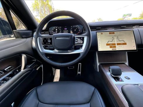 Used 2025 Land Rover Range Rover SE AWD/4WD image 9