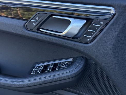 Used 2025 Porsche Macan image 27