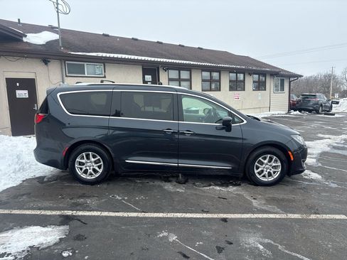 Used 2020 Chrysler Pacifica Touring-L image 2