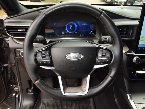 Used 2023 Ford Explorer Platinum w/ Technology Package RWD image 24