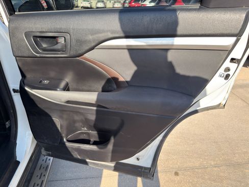 Used 2018 Toyota Highlander LE FWD image 27