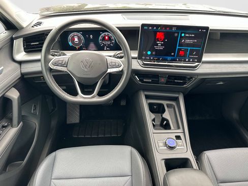Used 2025 Volkswagen Tiguan SE FWD image 8