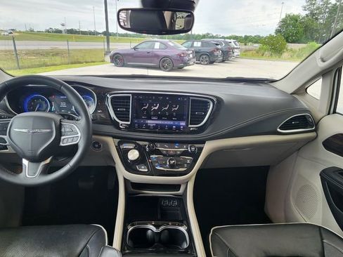 Used 2023 Chrysler Pacifica Limited FWD image 23