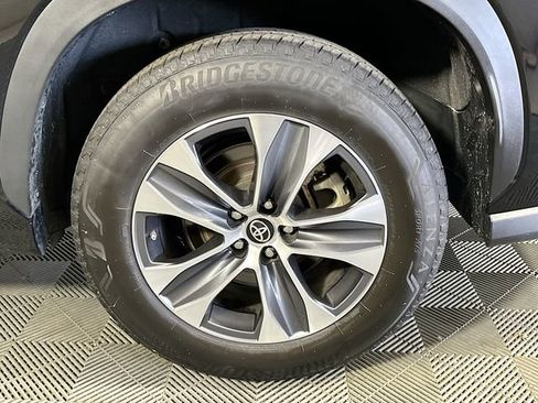 Used 2024 Toyota Highlander XLE image 28