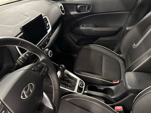 Used 2022 Hyundai Venue Limited FWD image 17