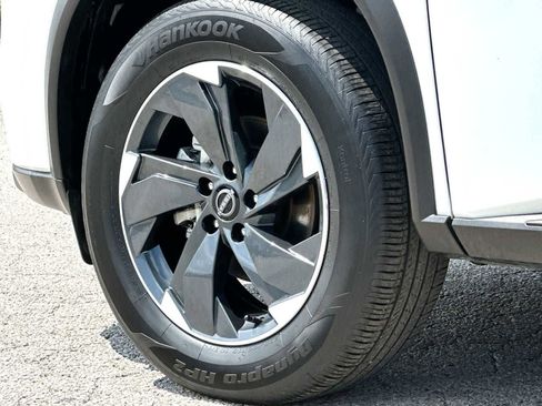 Used 2025 Nissan Rogue SV AWD/4WD image 11