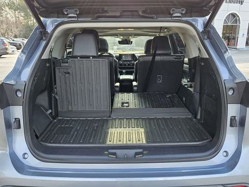 Used 2022 Toyota Highlander XLE image 6