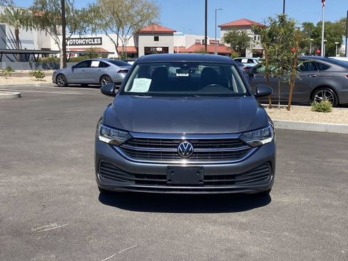 Used 2024 Volkswagen Jetta SE FWD image 3