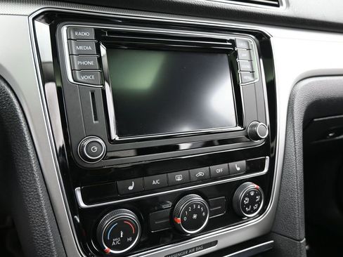 Used 2019 Volkswagen Passat 2.0T Wolfsburg image 14