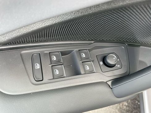 New 2025 Volkswagen Tiguan SE image 38