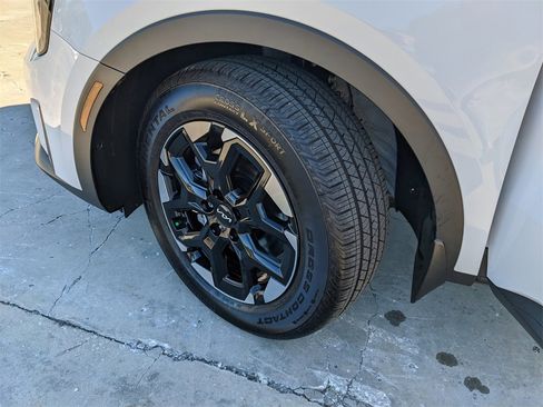 Certified 2025 Kia Sorento S w/ Panoramic Sunroof Package image 36