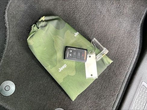 Used 2024 Jeep Grand Cherokee Limited image 10