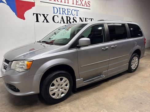 Used 2017 Dodge Grand Caravan SXT w/ Rear Park Assist Package FWD image 12