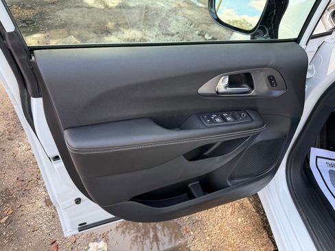 New 2026 Chrysler Pacifica Select FWD image 13