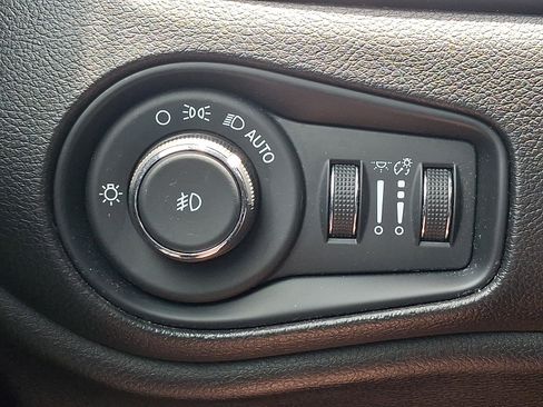 Used 2018 Jeep Renegade Latitude w/ Cold Weather Group AWD/4WD image 21