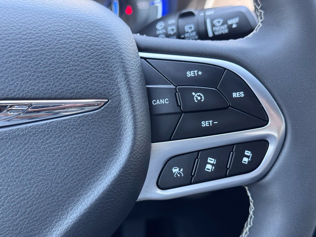 Used 2025 Chrysler Pacifica Select FWD image 10