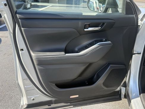 Certified 2022 Toyota Highlander XLE image 13