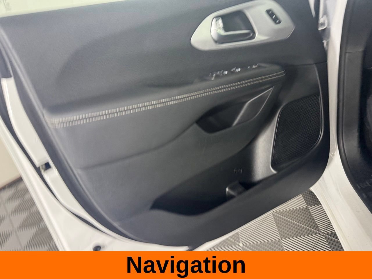 Used 2025 Chrysler Pacifica Limited FWD image 11