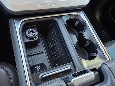 Used 2025 Ford Expedition Active image 16