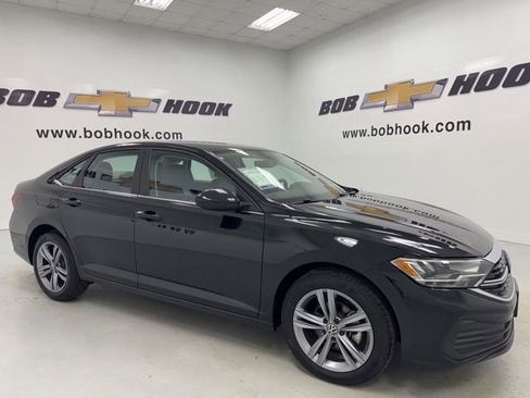 Used 2024 Volkswagen Jetta SE FWD image 3