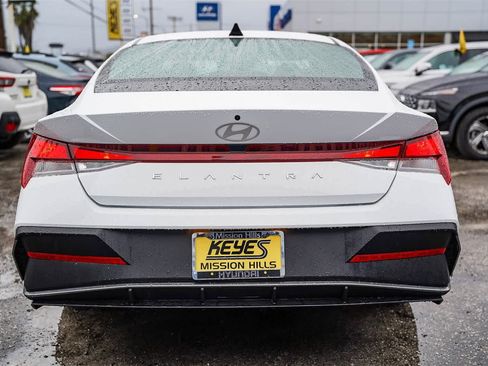 Certified 2025 Hyundai Elantra SE w/ Cargo Package image 9