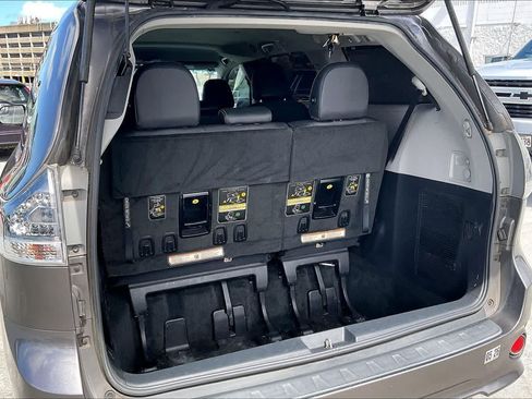 Used 2016 Toyota Sienna SE FWD image 18