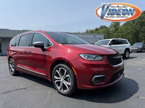 Used 2026 Chrysler Pacifica Pinnacle AWD/4WD image 1