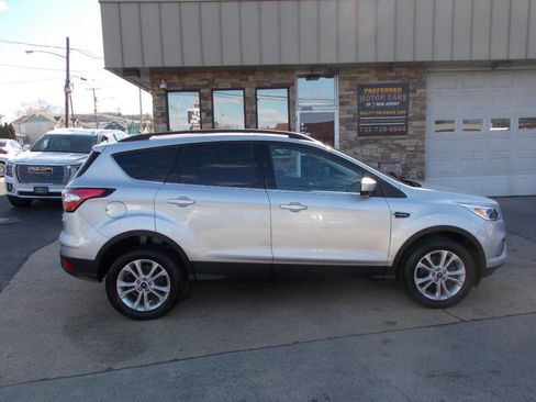 Used 2018 Ford Escape SE image 2