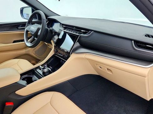 Used 2025 Jeep Grand Cherokee L Limited w/ Luxury Tech Group II image 28