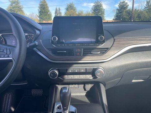 Used 2025 Nissan Altima 2.5 SV image 17