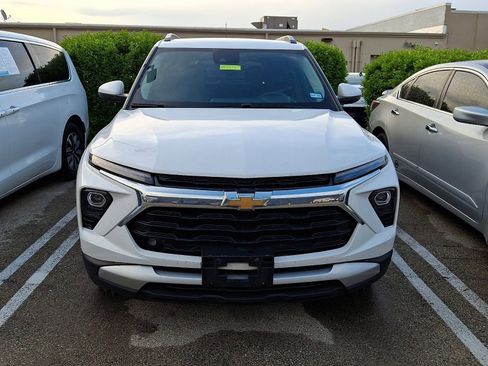 Used 2024 Chevrolet TrailBlazer LT FWD image 2