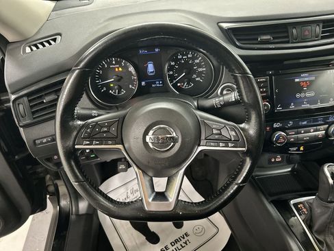 Used 2020 Nissan Rogue SV image 4