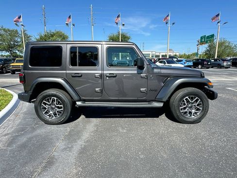 Used 2025 Jeep Wrangler Unlimited Sahara AWD/4WD image 4