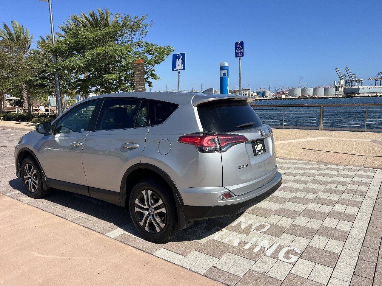 Used 2018 Toyota RAV4 LE w/ Carpet Mat Package FWD image 4