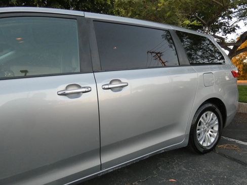 Used 2015 Toyota Sienna XLE image 12