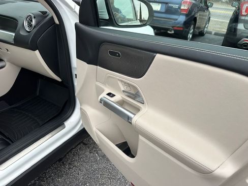 Used 2022 Mercedes-Benz GLB 250 4MATIC image 17