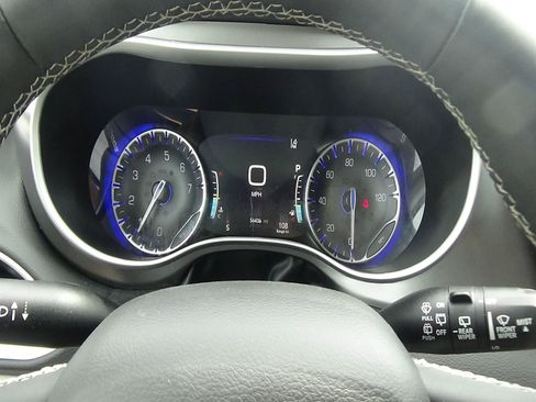 Certified 2024 Chrysler Pacifica Touring-L FWD image 22
