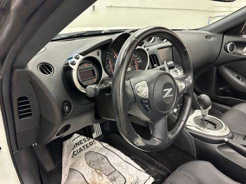 Used 2018 Nissan 370Z Touring Sport RWD image 37