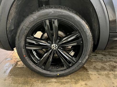 Certified 2023 Volkswagen Atlas Cross Sport SEL R-Line image 32