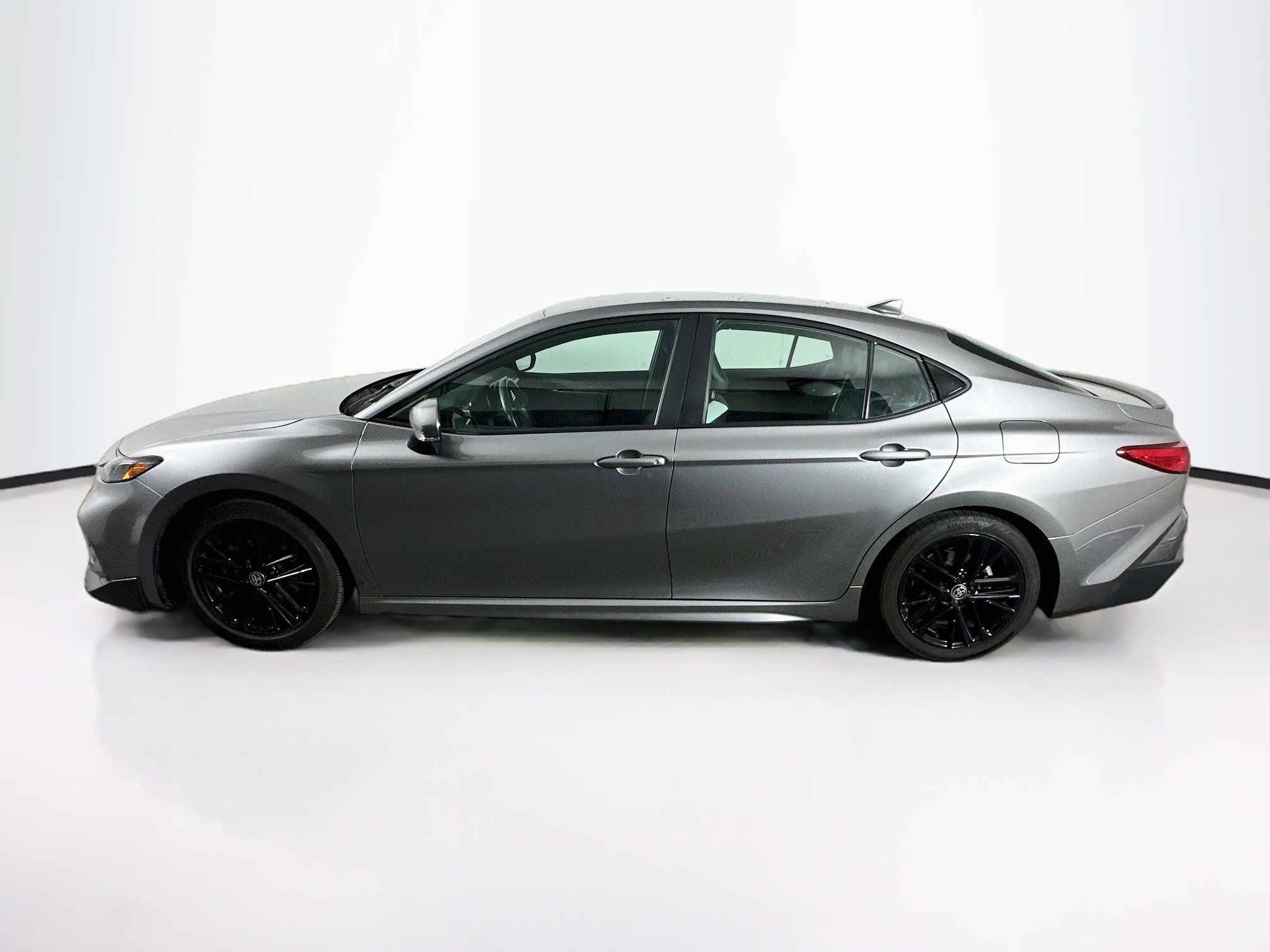 Used 2025 Toyota Camry SE FWD image 4