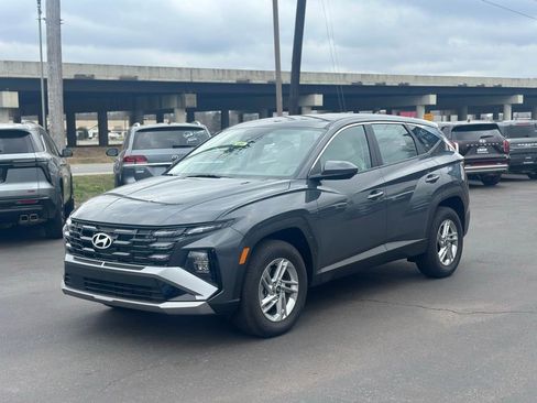 Certified 2025 Hyundai Tucson SE image 3