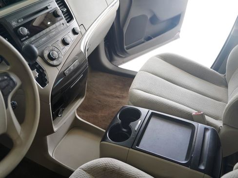 Used 2011 Toyota Sienna LE FWD image 18
