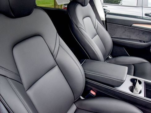 Used 2023 Tesla Model Y AWD image 9