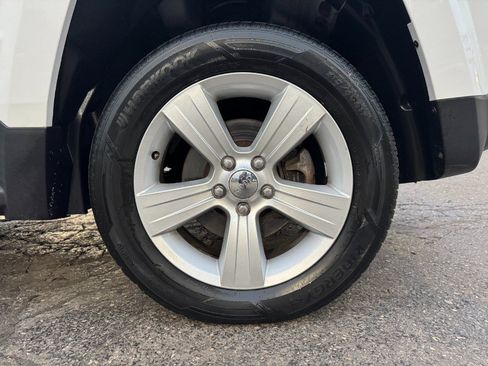 Used 2013 Jeep Patriot Latitude AWD/4WD image 13