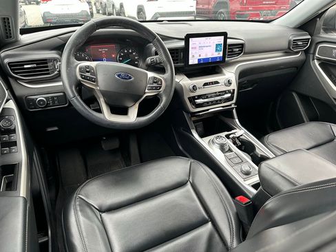 Used 2021 Ford Explorer XLT w/ Equipment Group 202A image 4