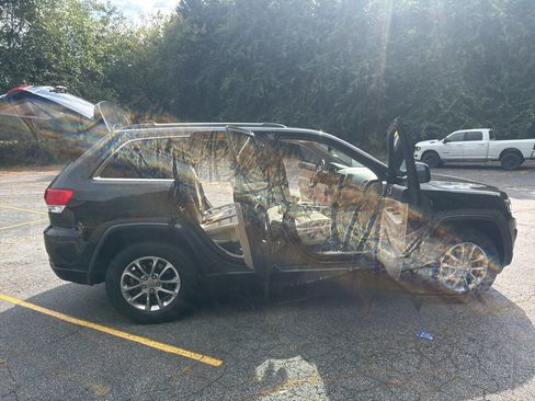 Used 2015 Jeep Grand Cherokee Limited w/ Luxury Group II image 23